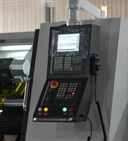 Machine de tournage CNC à bras robotisé, tour de formage de métaux robuste à chargement automatique pour la production en volume
