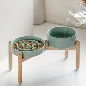 Ensemble de deux gamelles surélevées en céramique pour animaux de compagnie avec support en bois, gamelle anti-glouton pour la protection du cou du chat, anti-renversement et anti-étouffement - Product Image 1