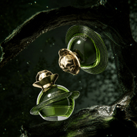 Flacon de parfum de luxe en verre en forme de Saturne avec bouchon martelé sculpté