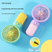 Ventilateur portable rechargeable Lumière LED Fruits mignons Conception en silicone Ventilateur à 3 vitesses avec support de base Support pour téléphone Mini ventilateur à main