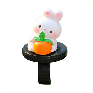 Ornement de voiture en forme de lapin de dessin animé, accessoire décoratif en résine pour guidon de vélo - Product Image 1