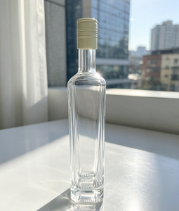 Bouteille en verre transparent de 700 ml à col étroit pour spiritueux comme la vodka, le <span class=keywords><strong>whisky</strong></span>, le gin et les liqueurs aux fruits ; bouchon à vis en aluminium personnalisable - Product Image 5