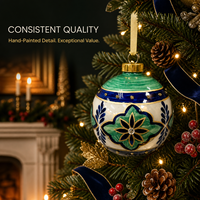Boule de Noël en verre peinte à la main de style marocain méditerranéen, vert émeraude et bleu royal, ornement floral avec accent en strass