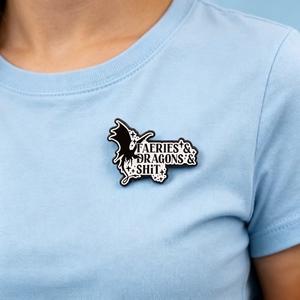 Spille smaltate con <span class=keywords><strong>fate</strong></span> e draghi, perfette per zaini, valigette, decorazioni per abbigliamento, opzione regalo - Product Image 4
