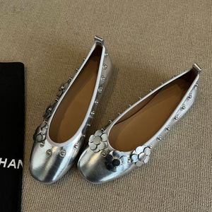 Nouvelles Ballerines Respirantes à Rivets Floraux, Design Niche Printemps-Été 2026, Chaussures Plates Décolletées pour Femmes - Product Image 4