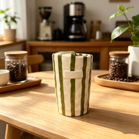 Vente en gros de tasses à café en céramique à rayures noires et blanches faites à la main avec logo personnalisé, tasse à expresso vernie, directement de l'usine
