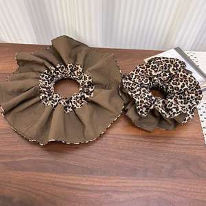 Nouveaux chouchous en tissu double couche à imprimé léopard, personnalisés, style rétro, en satin, pour femmes - Product Image 3