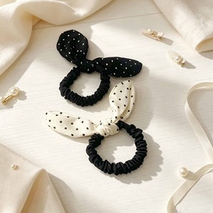 Élastique à cheveux à pois noirs et blancs pour femmes, élastique à cheveux haut de gamme pour queues de cheval basses et chignons. - Product Image 3