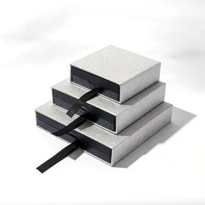 Boîte d'affichage de bijoux en film PE transparent personnalisée, très vendue, pour collier, bracelet de luxe, boîte d'emballage de bijoux noire - Product Image 6