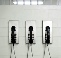 Téléphone VoIP robuste et anti-vandalisme Safecom pour prisons avec combiné – Fabricant de téléphones IP SIP pour établissements correctionnels