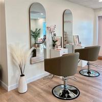 Fauteuil de coiffure moderne à dossier incurvé, réglable en hauteur par vérin hydraulique, pour salon de coiffure