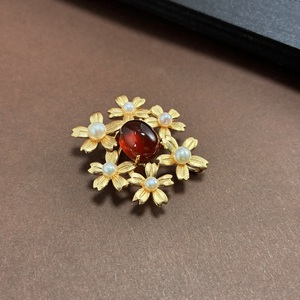 Broche Floral de Granate Natural y Perla de Agua Dulce, Broche de Lujo de Cobre Chapado en Oro de 18K - Product Image 1