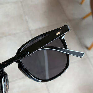 Gafas de Sol Unisex Qianai, Montura Negra Brillante, Lentes de PC con Protección UV400 Tipo 3, Remaches Punteados Irregulares K3-6148 - Product Image 1