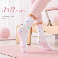 Chaussettes de Pilates antidérapantes personnalisées avec grip en silicone en forme de cœur, chaussettes de yoga à orteils séparés, marque privée OEM ODM