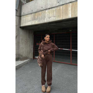 Ensemble de survêtement en velours et nylon marron avec imprimé 'E', décontracté pour le jogging, respirant, léger, grande taille, hiver, 2 pièces, logo minimaliste - Product Image 3