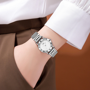 Montre à quartz rétro élégante pour femme avec bracelet en acier inoxydable, chiffres romains, bracelet de 20 mm, verre saphir, design léger - Product Image 6