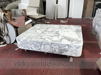 Table basse de salon en marbre Arabescato Calacatta Blanc Corchia Carrara de luxe, style cube, avec socle