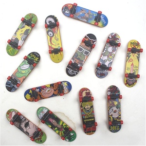 Vente flash : <span class=keywords><strong>Skateboard</strong></span> à doigts en plastique pour enfants, <span class=keywords><strong>petit</strong></span> <span class=keywords><strong>skateboard</strong></span> de bureau pour le pouce, jouets anti-stress - Product Image 2