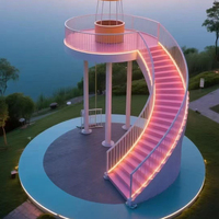 Escalier en spirale moderne et créatif en métal sculpté, grande sculpture en acier inoxydable en forme de violon, échelle nuageuse pour installations de loisirs