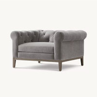 Fauteuil Chesterfield moderne capitonné en tissu taupe avec accoudoirs roulés confortables et pieds en bois de chêne, chaise d'appoint rembourrée pour salon