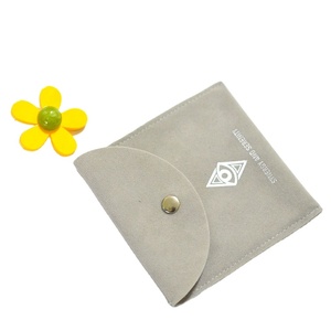 Pochette à bijoux en daim gris clair avec fermeture à bouton-pression et logo argenté personnalisé - Product Image 6