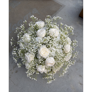 Bouquet de fleurs artificielles blanches romantiques modernes de luxe, roses et gypsophiles, pour centres de table de mariage. - Product Image 5