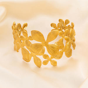 Pulsera Floral con Parches, Chapada en Oro de 18k, Ajustable, Estilo Ejecutivo para Mujer - Product Image 4