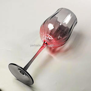 Verres <span class=keywords><strong>à</strong></span> <span class=keywords><strong>vin</strong></span> en forme de <span class=keywords><strong>tulipe</strong></span> personnalisés de 14 oz en gros <span class=keywords><strong>verre</strong></span> de gobelet de <span class=keywords><strong>vin</strong></span> de couleur gris foncé pour Noël Thanksgiving - Product Image 3