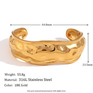 Joyería de Moda Resistente al Deslustre e Impermeable, Brazalete Abierto de Acero Inoxidable con Baño de Oro de 18K, Diseño Ondulado Martillado para Mujer - Product Image 6