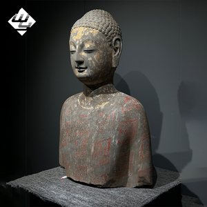 Ornamento de Buda de Medio Cuerpo Tallado a Mano en Piedra Natural con Textura Envejecida y Color Dorado Moteado para Clubes de Alta Gama - Product Image 2
