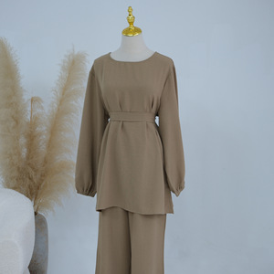 <span class=keywords><strong>Abbigliamento</strong></span> Islamico Estivo per Donne Musulmane, Set 2 Pezzi con Top e Pantaloni in Crepe, Vestibilità Ampia, per Uso Quotidiano - Product Image 3