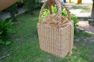 Sac à main pour femme de forme carrée à bas prix avec décoration de perles et fermeture à cordon - Product Image 4