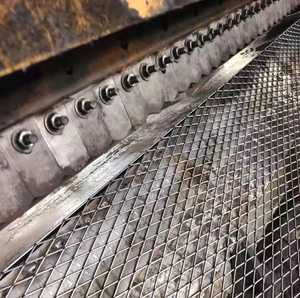 <span class=keywords><strong>Grille</strong></span> métallique <span class=keywords><strong>perforée</strong></span> expansée robuste en <span class=keywords><strong>acier</strong></span> pour filtres avec services de découpe et de soudage – Approvisionnement direct usine - Product Image 4