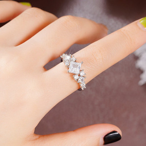 Anello con Moissanite Taglio Principessa e Halo, Elegante Gioiello Scintillante per Donne - Product Image 2
