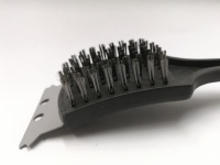 Brosse de nettoyage pour barbecue 2-en-1 avec manche en plastique et poils en nylon, et raclette en acier inoxydable