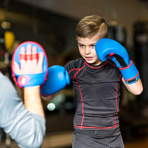 Gants de boxe d'entraînement MMA ONEMAX en cuir PU de haute qualité, gants de boxe d'entraînement personnalisés, gants de boxe de 16 oz en vente - Product Image 4