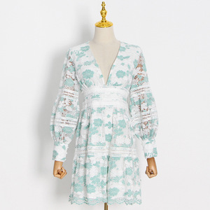 Falda corta de encaje suave estilo mujer 2022 verano nuevo cuello en V personalizado <span class=keywords><strong>Crochet</strong></span> hueco leche <span class=keywords><strong>amarillo</strong></span> A-line <span class=keywords><strong>vestido</strong></span> - Product Image 4