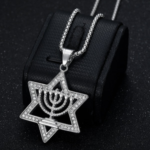 Elegante Collana a Tema Menorah con Zirconi, Placcata Oro, Lavorazione Intricata, Lucida, Resistente e Levigata - Product Image 5
