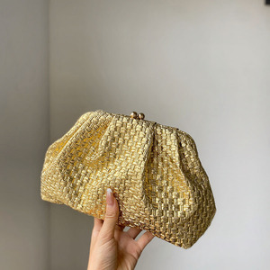 Borsa a tracolla da donna di lusso fatta a mano all'uncinetto, modello Cloud Bag, dorata, plissettata, con chiusura a bacio, a forma di cuscino/dumpling, per feste - Product Image 2