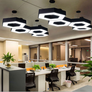 โคมไฟเพดาน LED สี่เหลี่ยมสีดำ 3500K แสงวอร์มไวท์ ตัวโคมสีทอง ปรับความสูงได้ ถนอมสายตา ติดตั้งด้วยสแตนเลส เหมาะสำหรับห้องนั่งเล่น - Product Image 3
