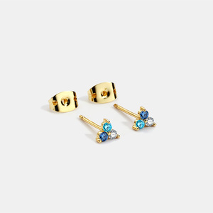 Boucles d'oreilles clous miniatures personnalisées en cristal, plaquées or, forme cœur géométrique, tendance, unisexe, accessoire de mode pour la vente en gros - Product Image 1