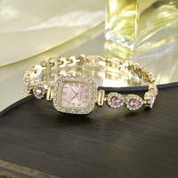 Montre pour femme avec boîtier carré, bracelet à maillons et cadran coloré entièrement serti de pierres avec chiffres.