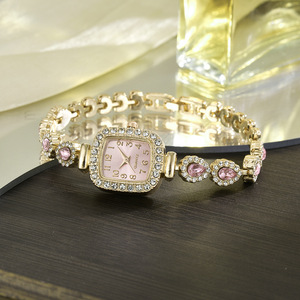 Reloj para mujer con caja cuadrada, brazalete de eslabones y esfera colorida, completamente adornada con piedras y con números. - Product Image 3
