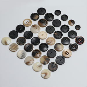 Boutons de manteau en laine et résine à quatre yeux Texture de vent Logo gravé en corne en plastique pour costume et <span class=keywords><strong>pull</strong></span> - Product Image 3