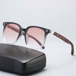 Gafas de Sol Retro 2023 con Logotipo Personalizado, Montura Grande para Hombre y Mujer, Protección UV400, Diseño Cuadrado con Textura de Madera - Product Image 3