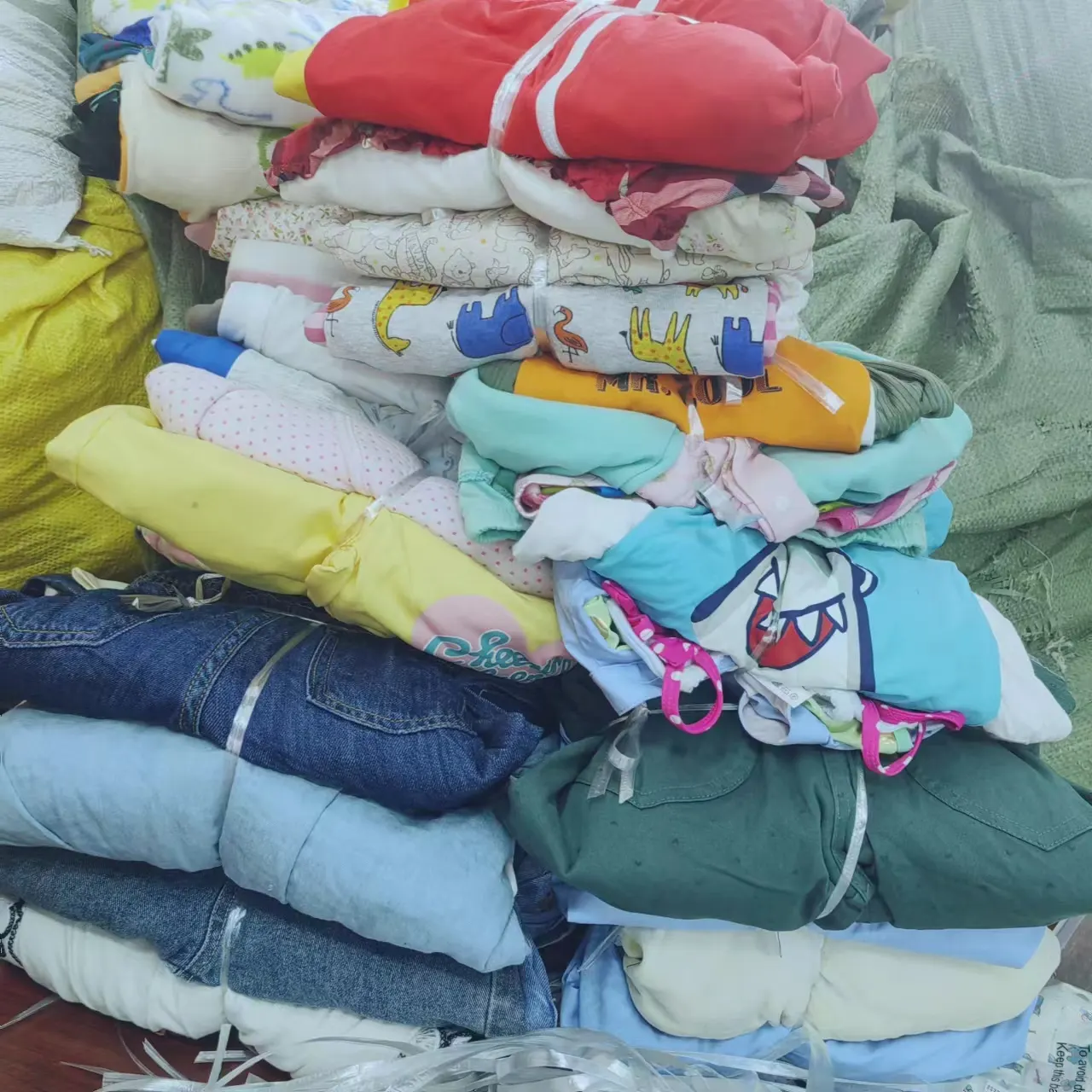 Inventario de ropa para niños y niñas, abrigos, pantalones, ropa para gatear, oferta de liquidación