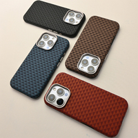 DL usines étui pour iPhone 17 16 15 14 couronne Grain triangulaire en Fiber de carbone PU Plus étui en TPU pour iPhone prix de gros