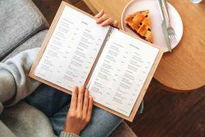 أغطية قائمة خشبية بسيطة بأكمام بلاستيكية بشعار محفور شخصي للمطاعم أطباق الزفاف مجلدات قوائم نبيذ - Product Image 3