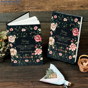 Cuaderno <span class=keywords><strong>de</strong></span> Tapa Dura con Estampado Floral Botánico A5 Personalizado para Mujeres, con Papel Reciclado e Impresión con Tinta <span class=keywords><strong>de</strong></span> Soya, para Branding y Mindfulness - Product Image 1