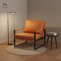 Canapé en cuir moderne de fabrication artisanale avec accoudoirs, dossier et coussin confortable pour salon, bureau et hôtel